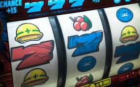 Antarmuka aplikasi mawar77 menampilkan kasino langsung dan permainan slot di perangkat Android